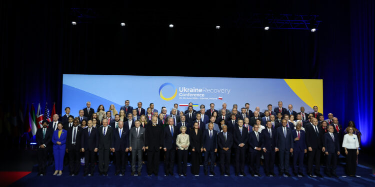 Foto di famiglia alla Conferenza sulla ripresa dell'Ucraina. 25 Giugno 2026. Source: EU Council