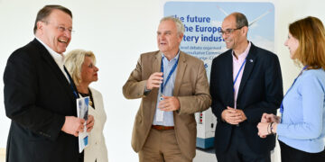 Alain Coheur, presidente della Commissione consultiva per il cambiamento industriale (CCMI), e i partecipanti all'evento. Source: CESE