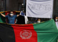 MANIFESTAZIONE DI SOLIDARIETÀ ALLA POPOLAZIONE AFGHANA, TALEBANI, AFGHANISTAN, CARTELLO AFGHAN LIVES MATTER BANDIERA AFGHANA