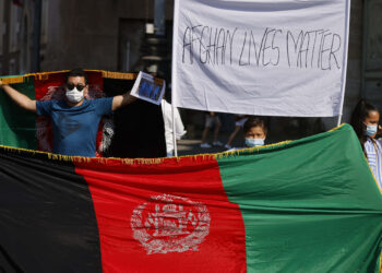 MANIFESTAZIONE DI SOLIDARIETÀ ALLA POPOLAZIONE AFGHANA, TALEBANI, AFGHANISTAN, CARTELLO AFGHAN LIVES MATTER BANDIERA AFGHANA