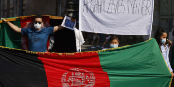 MANIFESTAZIONE DI SOLIDARIETÀ ALLA POPOLAZIONE AFGHANA, TALEBANI, AFGHANISTAN, CARTELLO AFGHAN LIVES MATTER BANDIERA  AFGHANA