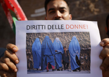 MANIFESTAZIONE DI SOLIDARIETÀ ALLA POPOLAZIONE AFGHANA, TALEBANI, AFGHANISTAN, CARTELLO DIRITTI DELLE DONNE. Source: Imagoeconomica