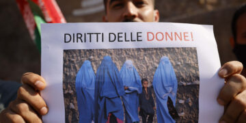 MANIFESTAZIONE DI SOLIDARIETÀ ALLA POPOLAZIONE AFGHANA, TALEBANI, AFGHANISTAN, CARTELLO DIRITTI DELLE DONNE. Source: Imagoeconomica
