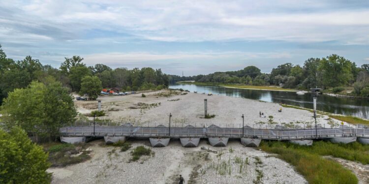 Fiume Ticino in secca causa siccità [foto: Marco Cremonesi/imagoeconomica]