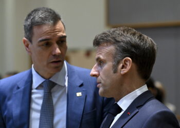 Il primo ministro spagnolo, Pedro Sanchez, e il presidente della Repubblica francese, Emmanuel Macron (Fonte: Imagoeconomica)