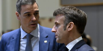 Il primo ministro spagnolo, Pedro Sanchez, e il presidente della Repubblica francese, Emmanuel Macron (Fonte: Imagoeconomica)