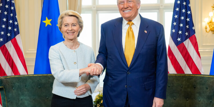 La presidente della Commissione europea, Ursula von der Leyen, e il presidente USA, Donald Trump. Foto: Imago economica.