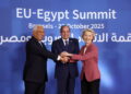 Il presidente dell'Egitto, Abdel Fattah al-Sisi, insieme al presidente del Consiglio europeo, Antonio Costa, e alla presidente della Commissione Europea, Ursula von der Leyen (Fonte: Imagoeconomica)