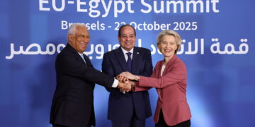 Il presidente dell'Egitto, Abdel Fattah al-Sisi, insieme al presidente del Consiglio europeo, Antonio Costa, e alla presidente della Commissione Europea, Ursula von der Leyen (Fonte: Imagoeconomica)