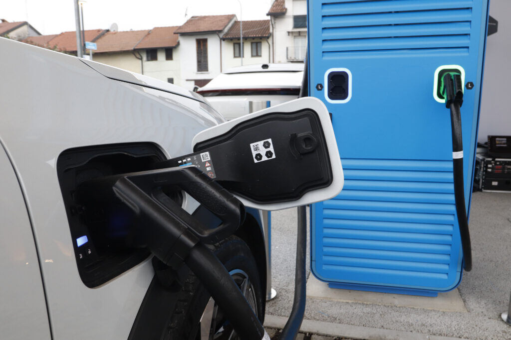 If Europe eases CO2 limits for electric cars, it faces a 28‑billion‑euro annual fossil‑fuel bill; Italy alone would lose 36 billion euros