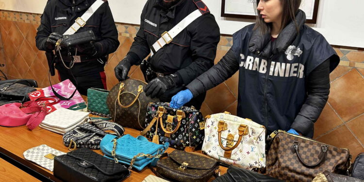 CARABINIERI NOTIFICANO SEQUESTRO DI BENI PER OLTRE MEZZO MILIONE DI EURO A PERICOLOSO NARCOTRAFFICANTE ROMANO BORSE CONTRAFFATTE. Contraffazione. Design. [Fonte: imago economica]