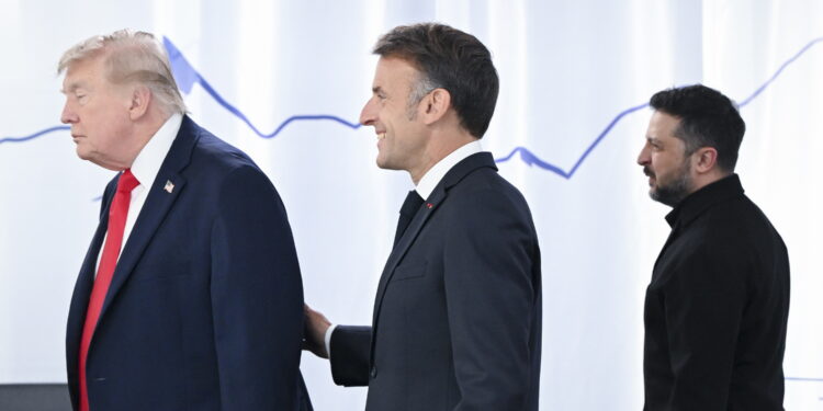 Il presidente degli Stati Uniti, Donald Trump, e il presidente francese, Emmanuel Macron, insieme all'omologo ucraino, Volodymyr Zelensky (Fonte: Imagoeconomica)