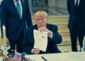 Il presidente USA, Donald Trump, firma un accordo a Versailles (17 giugno 2026). Source: Imagoeconomica