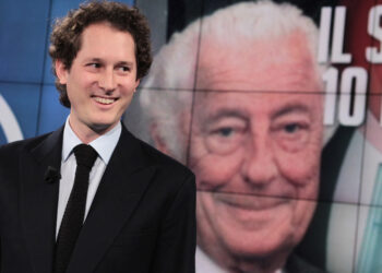 John Elkann, sullo sfondo Gianni Agnelli. Gennaio 2013. Source: Imagoeconomica