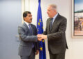 Stretta di mano tra il segretario generale del Ministero degli Affari esteri del Qatar, Ahmad Hassan Al-Hamadi, (a sinistra) e l'ex commissario europeo per la Migrazione, affari interni e cittadinanza, Dimitris Avramopoulos, durante una visita del primo a Bruxelles il 26 settembre 2019. Crediti: Commissione europea