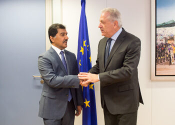 Stretta di mano tra il segretario generale del Ministero degli Affari esteri del Qatar, Ahmad Hassan Al-Hamadi, (a sinistra) e l'ex commissario europeo per la Migrazione, affari interni e cittadinanza, Dimitris Avramopoulos, durante una visita del primo a Bruxelles il 26 settembre 2019. Crediti: Commissione europea