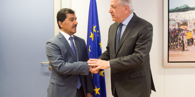 Stretta di mano tra il segretario generale del Ministero degli Affari esteri del Qatar, Ahmad Hassan Al-Hamadi, (a sinistra) e l'ex commissario europeo per la Migrazione, affari interni e cittadinanza, Dimitris Avramopoulos, durante una visita del primo a Bruxelles il 26 settembre 2019. Crediti: Commissione europea