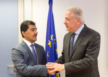 Stretta di mano tra il segretario generale del Ministero degli Affari esteri del Qatar, Ahmad Hassan Al-Hamadi, (a sinistra) e l'ex commissario europeo per la Migrazione, affari interni e cittadinanza, Dimitris Avramopoulos, durante una visita del primo a Bruxelles il 26 settembre 2019. Crediti: Commissione europea