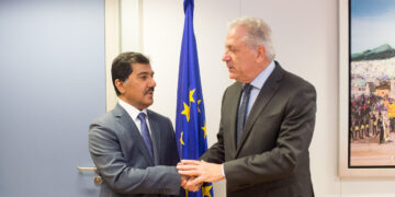 Stretta di mano tra il segretario generale del Ministero degli Affari esteri del Qatar, Ahmad Hassan Al-Hamadi, (a sinistra) e l'ex commissario europeo per la Migrazione, affari interni e cittadinanza, Dimitris Avramopoulos, durante una visita del primo a Bruxelles il 26 settembre 2019. Crediti: Commissione europea