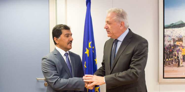Stretta di mano tra il segretario generale del Ministero degli Affari esteri del Qatar, Ahmad Hassan Al-Hamadi, (a sinistra) e l'ex commissario europeo per la Migrazione, affari interni e cittadinanza, Dimitris Avramopoulos, durante una visita del primo a Bruxelles il 26 settembre 2019. Crediti: Commissione europea