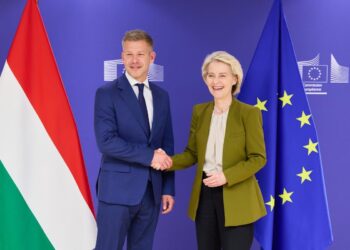 Il primo ministro ungherese, Péter Magyar, con la presidente della Commissione europea Ursula von der Leyen [Foto: European Union, 2026]