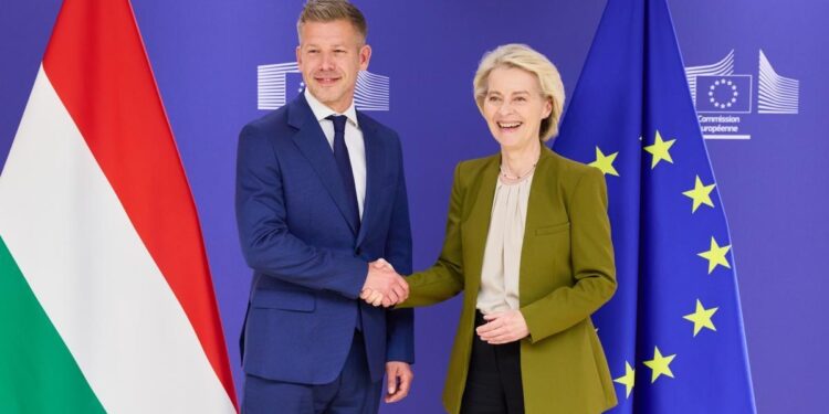 Il primo ministro ungherese, Péter Magyar, con la presidente della Commissione europea Ursula von der Leyen [Foto: European Union, 2026]