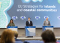 Paula Pinho, Raffaele Fitto, Costas Kadis e il commissario europeo per la Pesca e gli Oceani, Costas Kadis durante la presentazione delle strategie. Crediti: Commissione europea