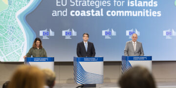 Paula Pinho, Raffaele Fitto, Costas Kadis e il commissario europeo per la Pesca e gli Oceani, Costas Kadis durante la presentazione delle strategie. Crediti: Commissione europea