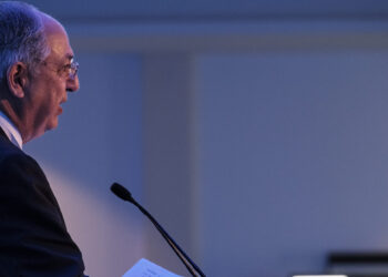 Il commissario europeo per la Pesca e gli oceani, Costas Kadis, interviene alla presentazione dell'annuncio strategico del programma per lo sviluppo sostenibile dell'Oceano Indiano occidentale. Crediti: Commissione europea