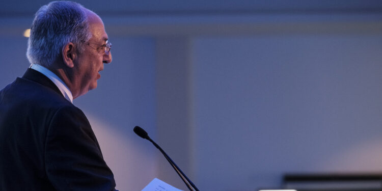 Il commissario europeo per la Pesca e gli oceani, Costas Kadis, interviene alla presentazione dell'annuncio strategico del programma per lo sviluppo sostenibile dell'Oceano Indiano occidentale. Crediti: Commissione europea