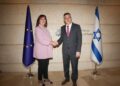 Stretta di mano tra Gideon Saar, ministro degli Esteri israeliano, e la commissaria UE al Mediterraneo, Dubravka Šuica. Source: Photographer : Maya Levin. EC - Audiovisual Service
