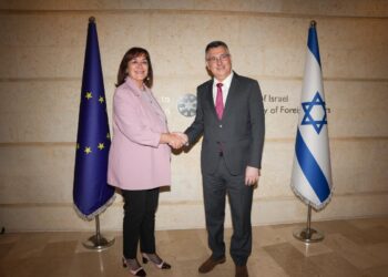 Stretta di mano tra Gideon Saar, ministro degli Esteri israeliano, e la commissaria UE al Mediterraneo, Dubravka Šuica. Source: Photographer : Maya Levin. EC - Audiovisual Service