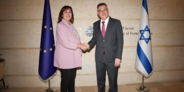 Stretta di mano tra Gideon Saar, ministro degli Esteri israeliano, e la commissaria UE al Mediterraneo, Dubravka Šuica. Source: