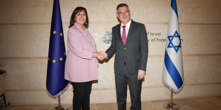 Stretta di mano tra Gideon Saar, ministro degli Esteri israeliano, e la commissaria UE al Mediterraneo, Dubravka Šuica. Source: Photographer : Maya Levin. EC - Audiovisual Service