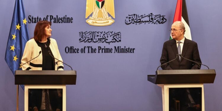 Visita di Dubravka Šuica, Commissario europeo per il Mediterraneo, a Ramallah con Primo Ministro dell'Autorità palestinese, Mohammad Mustafa. [Fonte: EC - Audiovisual Service]