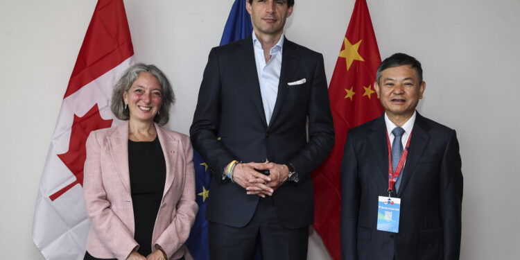 Julie Dabrusin, Wopke Hoekstra e Huang Runqiu [Foto: EC - Audiovisual Service]
