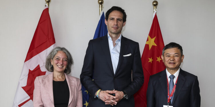 Julie Dabrusin, Wopke Hoekstra e Huang Runqiu [Foto: EC - Audiovisual Service]