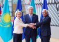 Da sinistra a destra la presidente della Commissione europea, Ursula von der Leyen, il presidente del Kazakistan, Kassym-Jomart Tokayev, e il presidente del Consiglio europeo António Costa. Crediti: Commissione europea