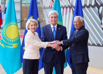 Da sinistra a destra la presidente della Commissione europea, Ursula von der Leyen, il presidente del Kazakistan, Kassym-Jomart Tokayev, e il presidente del Consiglio europeo António Costa. Crediti: Commissione europea