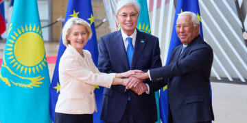 Da sinistra a destra la presidente della Commissione europea, Ursula von der Leyen, il presidente del Kazakistan, Kassym-Jomart Tokayev, e il presidente del Consiglio europeo António Costa. Crediti: Commissione europea