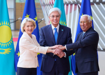 Da sinistra a destra la presidente della Commissione europea, Ursula von der Leyen, il presidente del Kazakistan, Kassym-Jomart Tokayev, e il presidente del Consiglio europeo António Costa. Crediti: Commissione europea