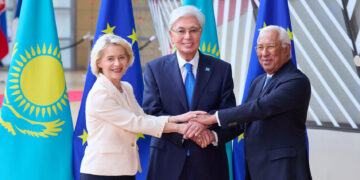 Da sinistra a destra la presidente della Commissione europea, Ursula von der Leyen, il presidente del Kazakistan, Kassym-Jomart Tokayev, e il presidente del Consiglio europeo António Costa. Crediti: Commissione europea