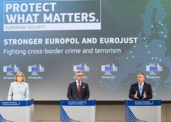 Resoconto della riunione settimanale della Commissione. Da sinistra a destra la vicepresidente esecutiva, Henna Virkkunen, il commissario europeo per gli Affari interni e l' immigrazione, Magnus Brunner, e il commissario europeo per la Giustizia, Michael McGrath. Crediti: Commissione europea