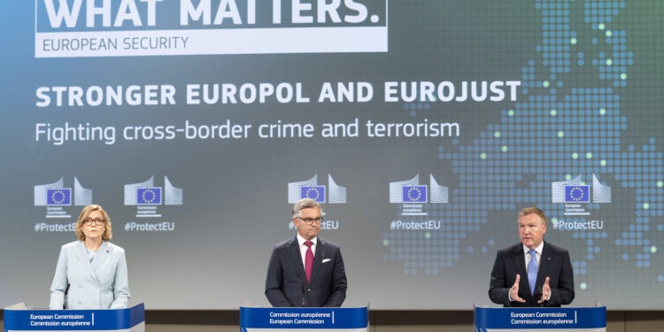 Resoconto della riunione settimanale della Commissione. Da sinistra a destra la vicepresidente esecutiva, Henna Virkkunen, il commissario europeo per gli Affari interni e l' immigrazione, Magnus Brunner, e il commissario europeo per la Giustizia, Michael McGrath. Crediti: Commissione europea