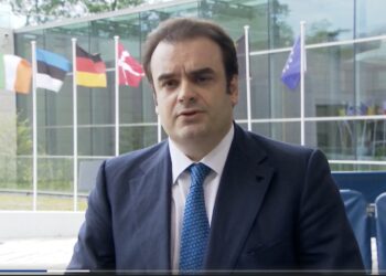 Il presidente dell'Eurogruppo, Kyriakos Pierrakakis, durante l'incontro odierno in Lussemburgo (via EBS)