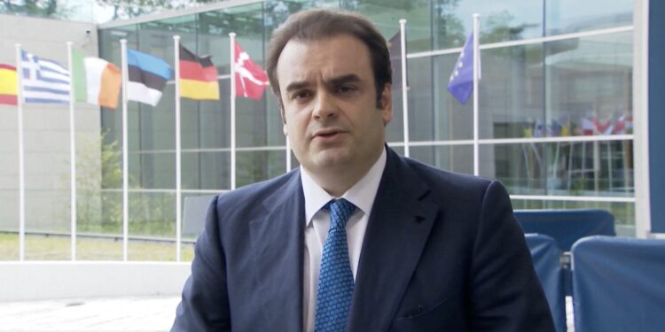Il presidente dell'Eurogruppo, Kyriakos Pierrakakis, durante l'incontro odierno in Lussemburgo (via EBS)