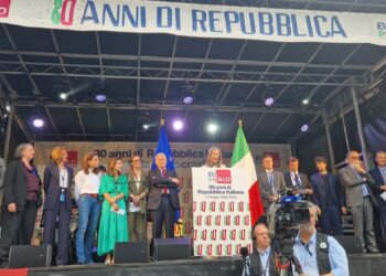 La delegazione italiana dei Socialisti e Democratici durante i festeggiamenti per l'80esima Festa della Repubblica italiana, di fronte alla sede di Bruxelles del Parlamento europeo [Fonte: Eunews]