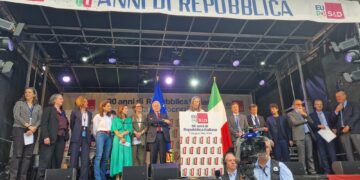 La delegazione italiana dei Socialisti e Democratici durante i festeggiamenti per l'80esima Festa della Repubblica italiana, di fronte alla sede di Bruxelles del Parlamento europeo [Fonte: Eunews]