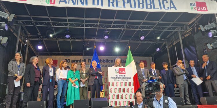 La delegazione italiana dei Socialisti e Democratici durante i festeggiamenti per l'80esima Festa della Repubblica italiana, di fronte alla sede di Bruxelles del Parlamento europeo [Fonte: Eunews]
