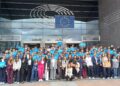 Gli attivisti del Network giovani davanti al Parlamento europeo